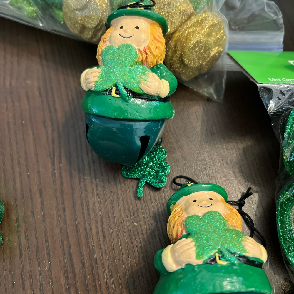 Green and Gold Shamrock Party Decorations Set - Picture 4 of 5